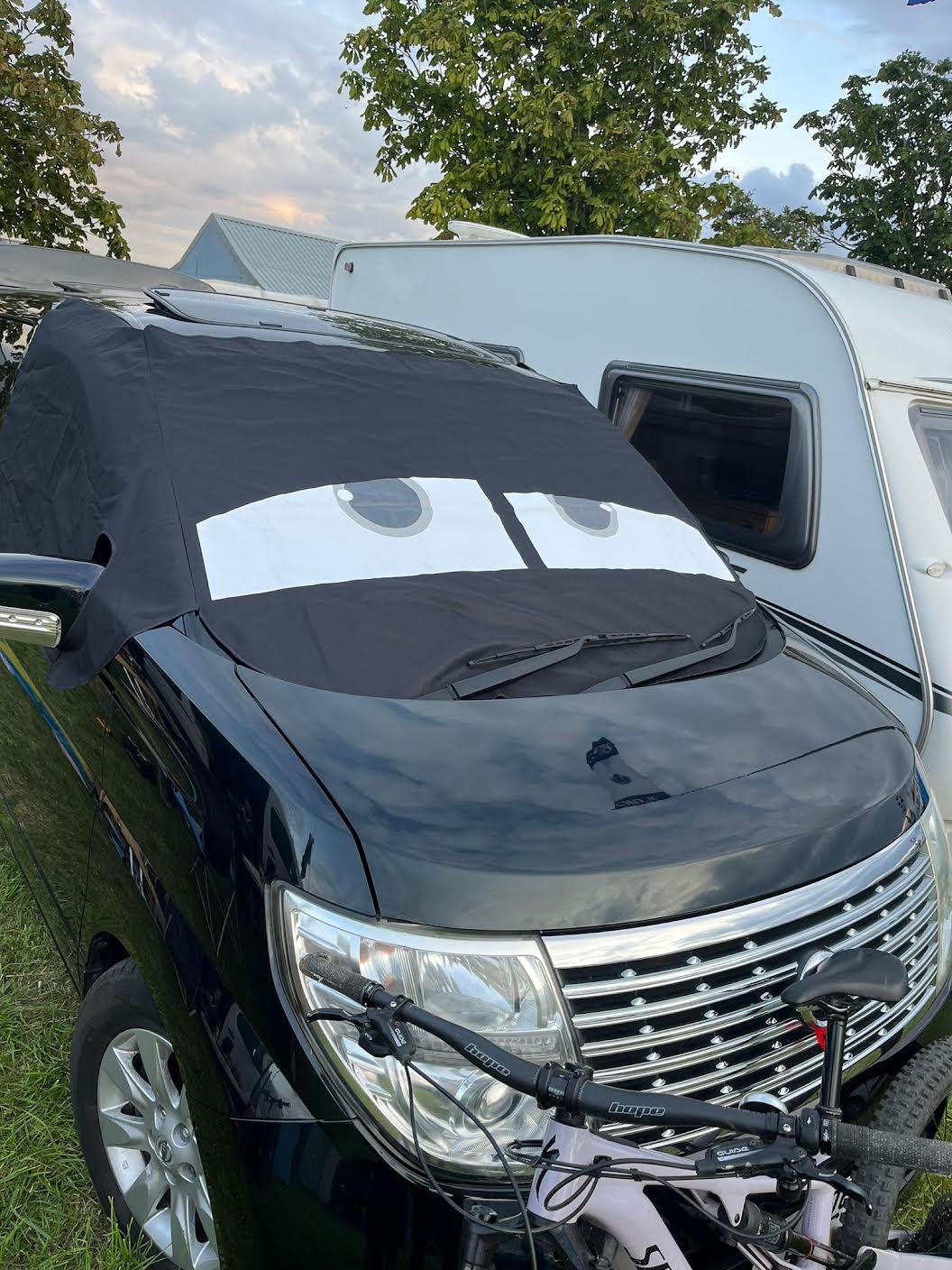 Nissan Elgrand E51 Screen Cover Eyes - James